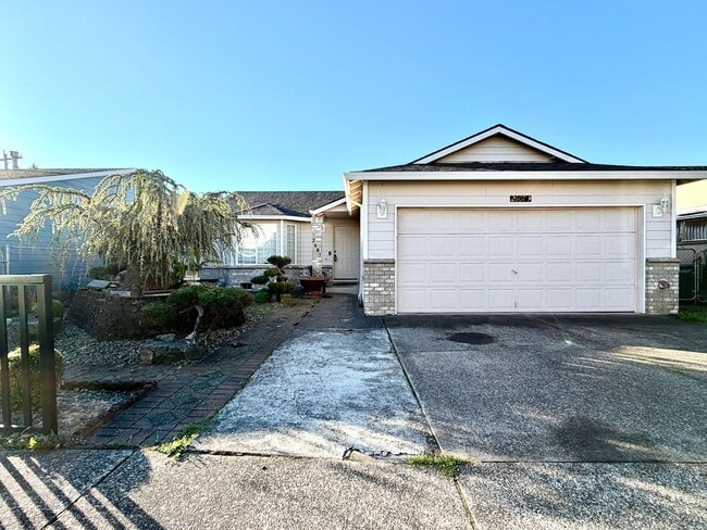 Building Photo - Cozy Ranch on Flag Lot~ Gleaming Hardwood ...