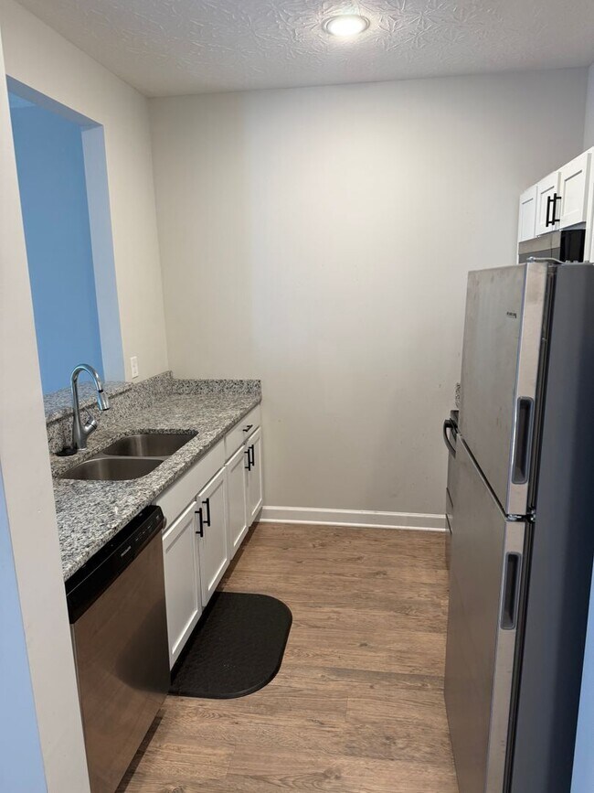 Building Photo - 2 Bed/2.5 Bath Townhome with Garage (Trash Included)