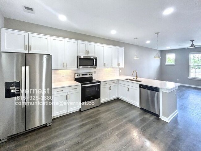 Building Photo - Lovely 3-Bedroom Townhome in a Convenient ...
