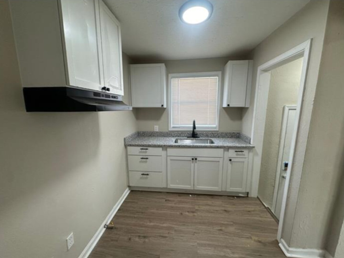 Building Photo - This beautifully updated 3-bedroom, 1-bath...