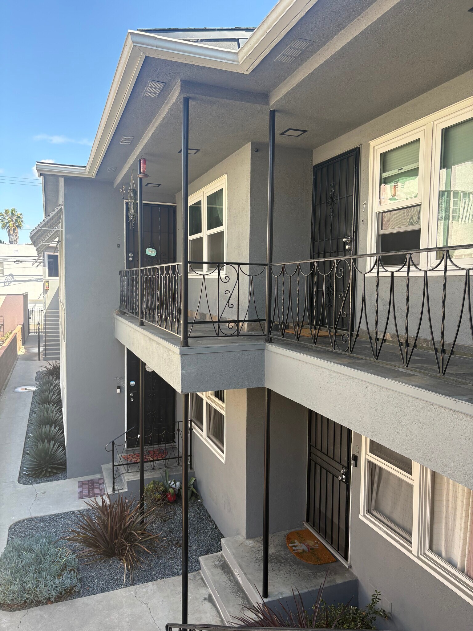 Building Photo - 933 E 1st St