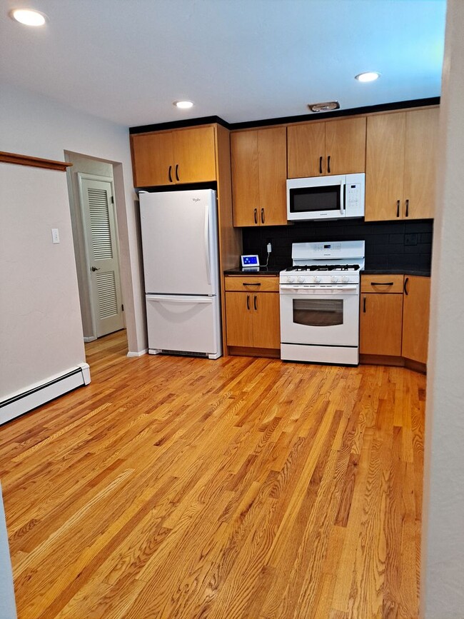 Building Photo - ALL PROSPECTIVE TENANTS MUST SUBMIT A $58 ...