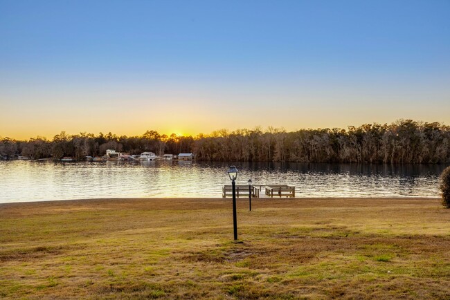 Building Photo - Lake Talquin - LAKEFRONT- Furnished 3 bedr...