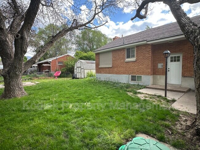Building Photo - 897 Orchard Ave
