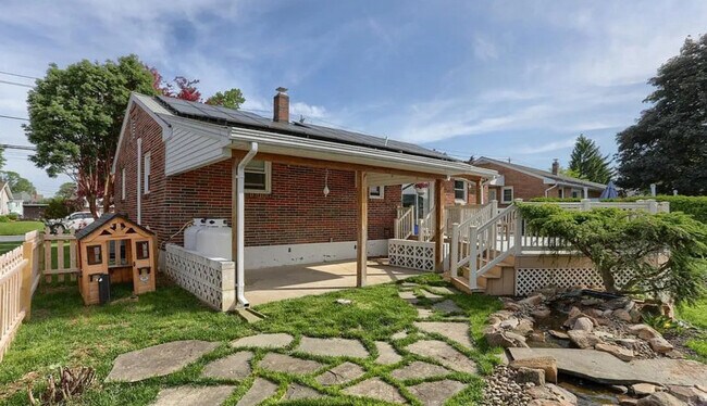 Building Photo - 1648 E Caracas Ave