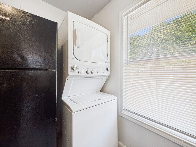 Building Photo - 107 Davis St