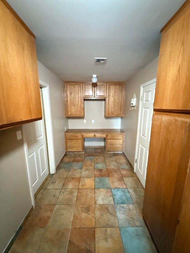 Building Photo - Charming 3-Bedroom Home in North Campus Park