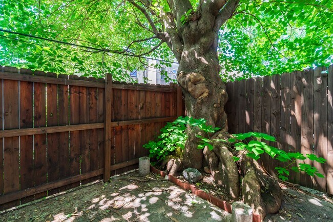 Building Photo - Three Bedroom Graduate Hospital Townhome