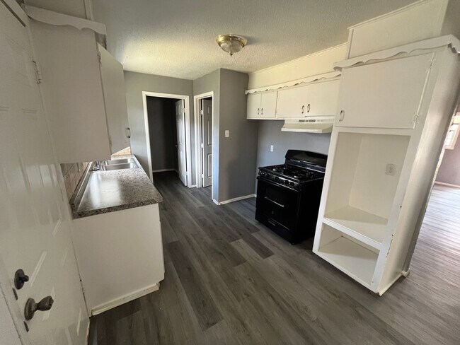 Building Photo - 2713 E 2nd St