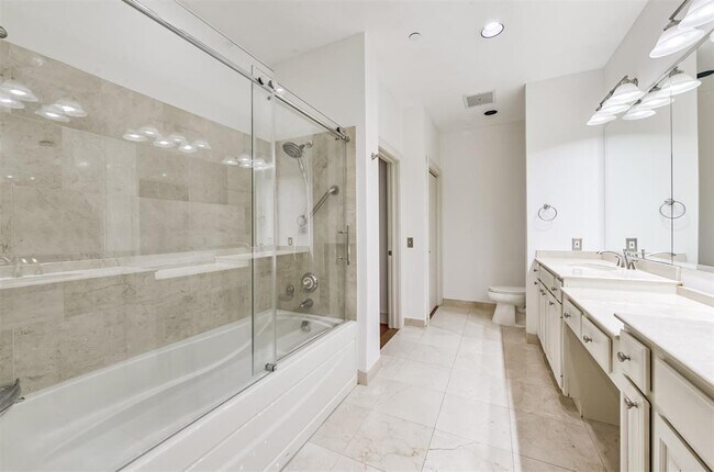 Building Photo - 1616 Fountain View Dr
