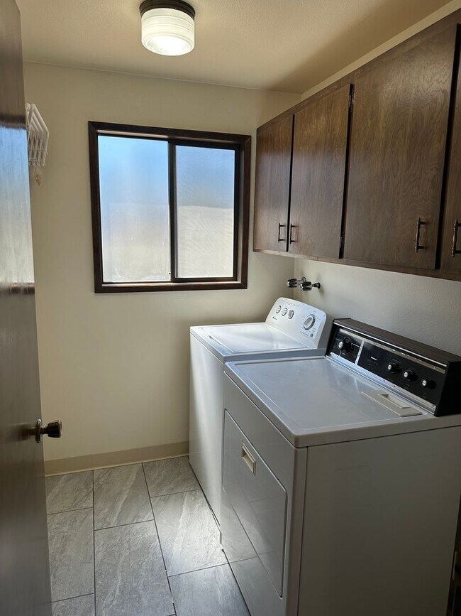 Building Photo - Large 3 bedroom 2.5 bath duplex with a gar...
