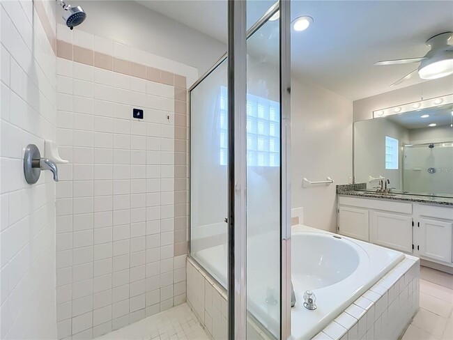 Building Photo - 900 W Charing Cross Cir