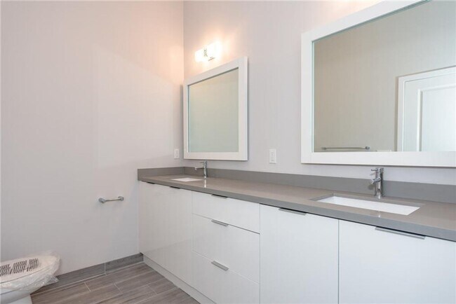 Building Photo - 1105 NE 2nd Ave