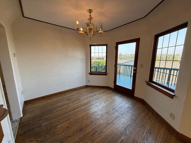Building Photo - 2466 Montavista Pl W