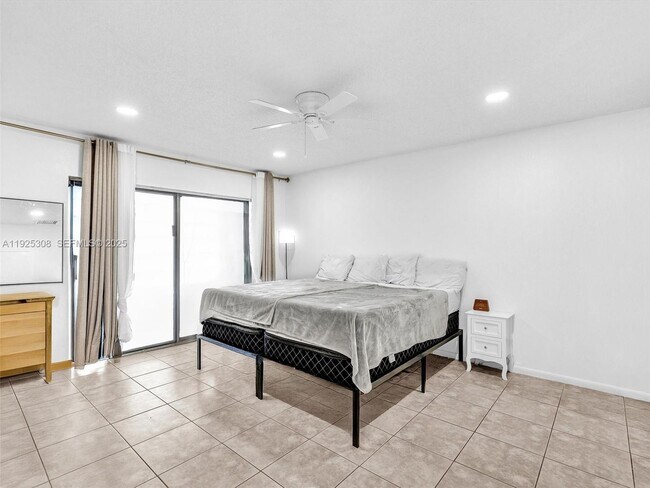 Building Photo - 5130 SW 40th Ave