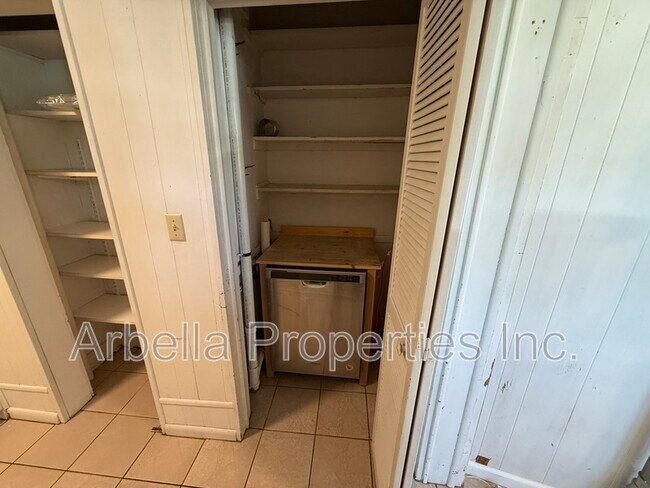 Building Photo - 703 E Unaka Ave