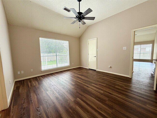 Building Photo - 4006 Hunnington Dr