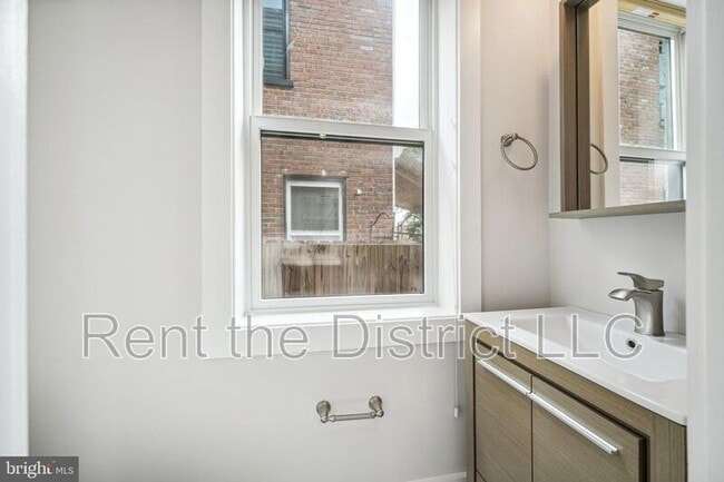 Building Photo - 608 Roxboro Pl NW