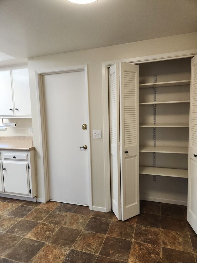 Building Photo - Very nice 2 Bd, 2 Bath Triplex w/yard in OAKMONT - Oakmont is a senior community.