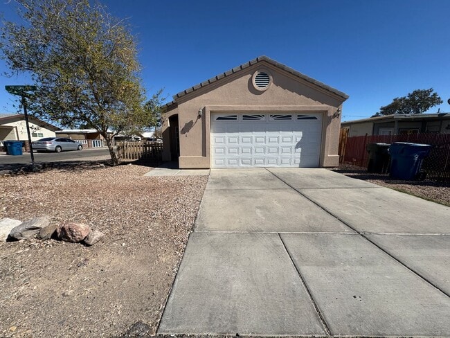 Building Photo - 3br 2ba Home with Garage and Yard near Rot...