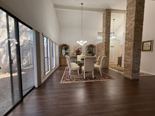 Building Photo - Prestigious Gated Living in Mission Trace-...