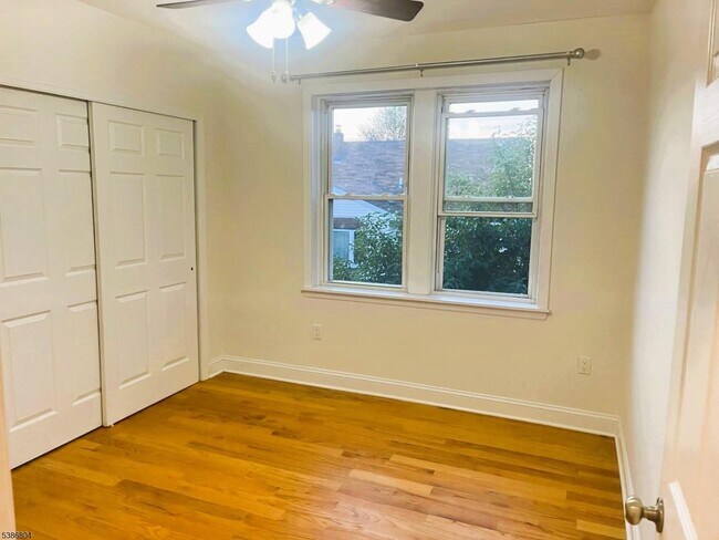 Building Photo - 10 Morton Pl