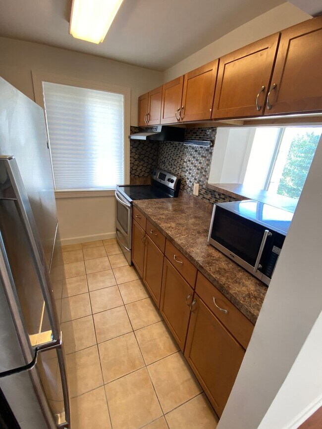 Building Photo - 2bd/1ba garden apartment; 706 sq.ft. $1800 plus util