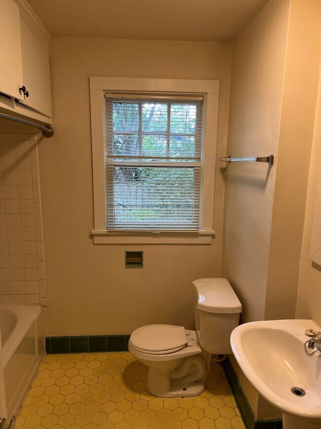 Building Photo - 2 Bedroom Unit in the the old Beta Theta Pi Fraternity House near UofO Campus