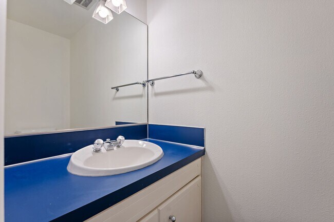 Building Photo - 4-Bedroom Luxury Home for Rent by Portland...