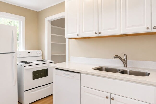 Building Photo - 1 Bedroom, 1 Bathroom Home for Rent in Zephyrhills!