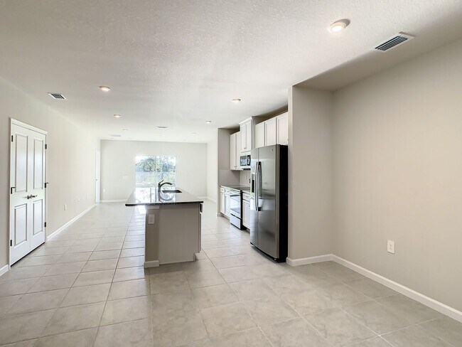 Building Photo - Villa Home in West Port - 3/2/2 close to s...