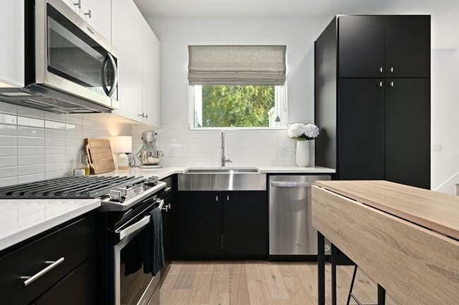 Building Photo - Best free standing 2 bed 2 bath House in great location