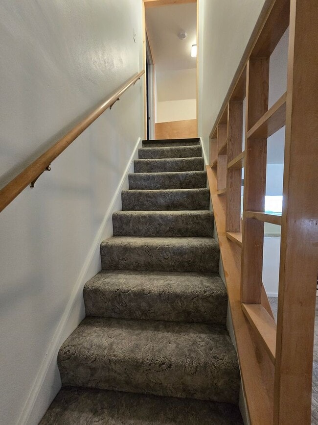 Building Photo - 4 bed, 1 bath House with 1 car garage