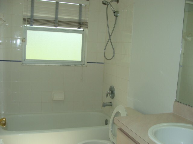 Building Photo - 3 Bed/2 bath 2 Car July 1 st  Call Carole ...