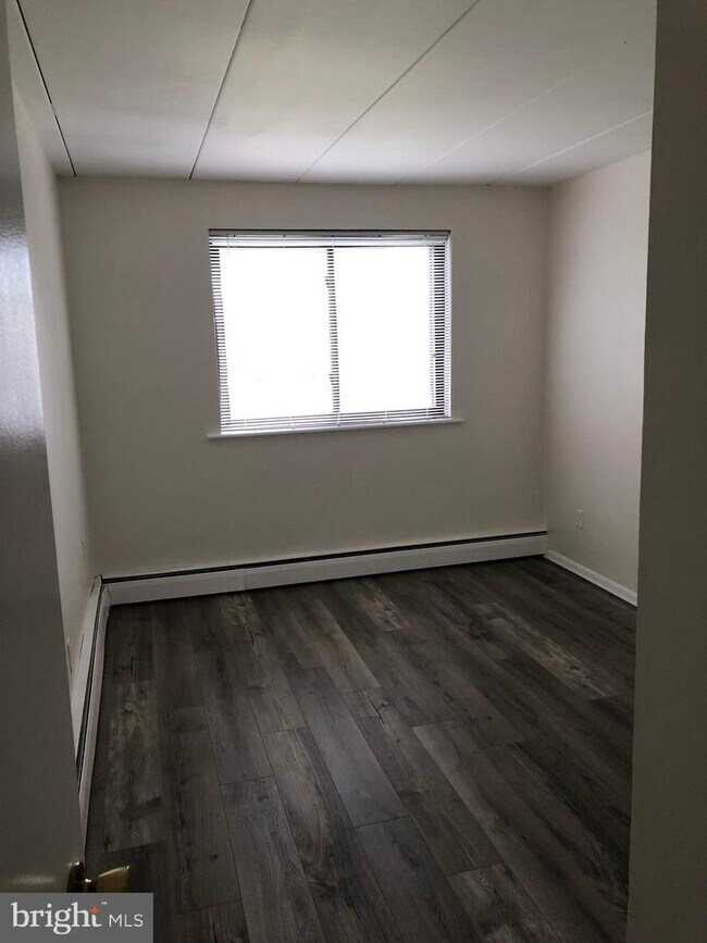 Building Photo - 1575 W St Rd