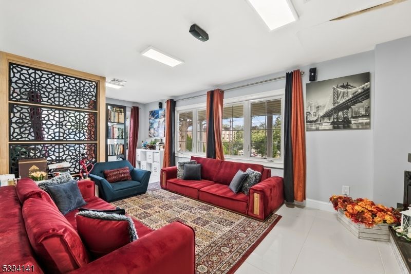 Building Photo - 231 Starmond Ave