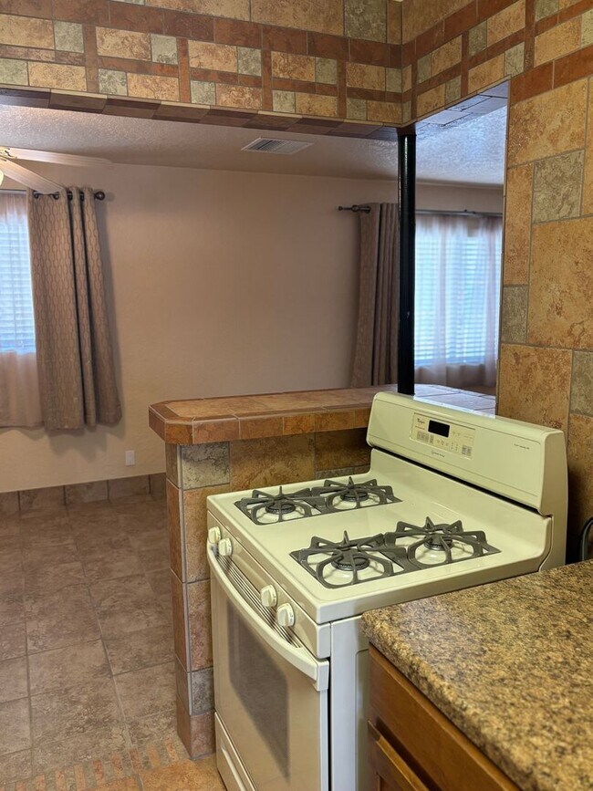 Building Photo - NEWLY REMODELED 1 BED 1 BATH
