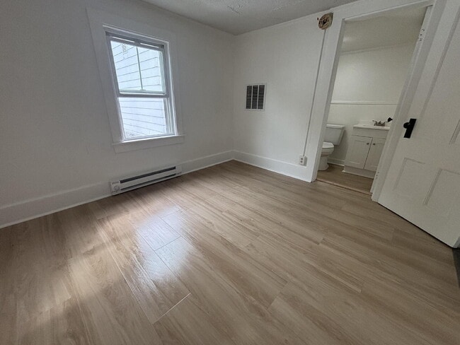 Building Photo - Completely Renovated 1-Bedroom + Bonus Room — Walk Everywhere in Brunswick!