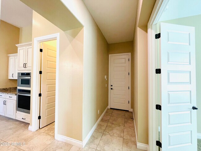 Building Photo - 3104 E Wildhorse Ct