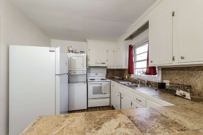 Building Photo - "Cozy 2-Bedroom Gem on Bond Street – Pet-Friendly Winston-Salem!"