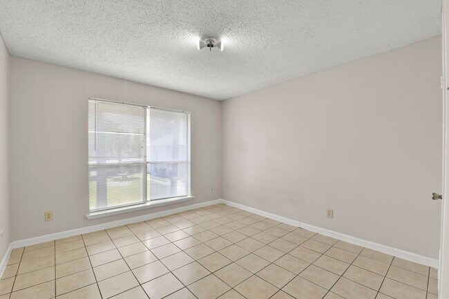 Building Photo - 1950 Spenwick Dr