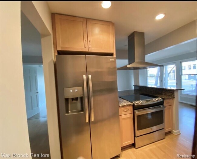 Building Photo - 885 N Old Woodward Ave