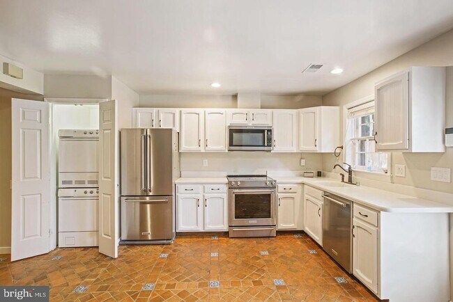 Building Photo - 1225 Michigan Ct