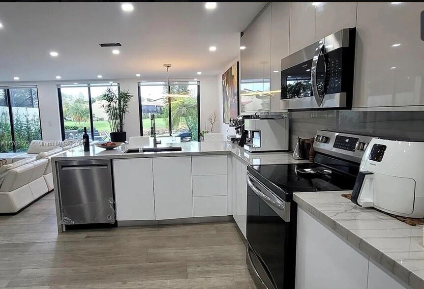 Building Photo - 9925 Costa del Sol Blvd
