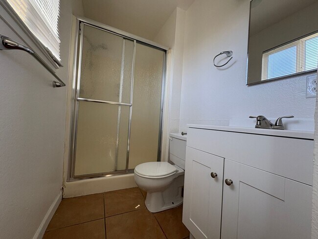 Building Photo - Updated 3 Bed, 2 Bath Single-Story Home