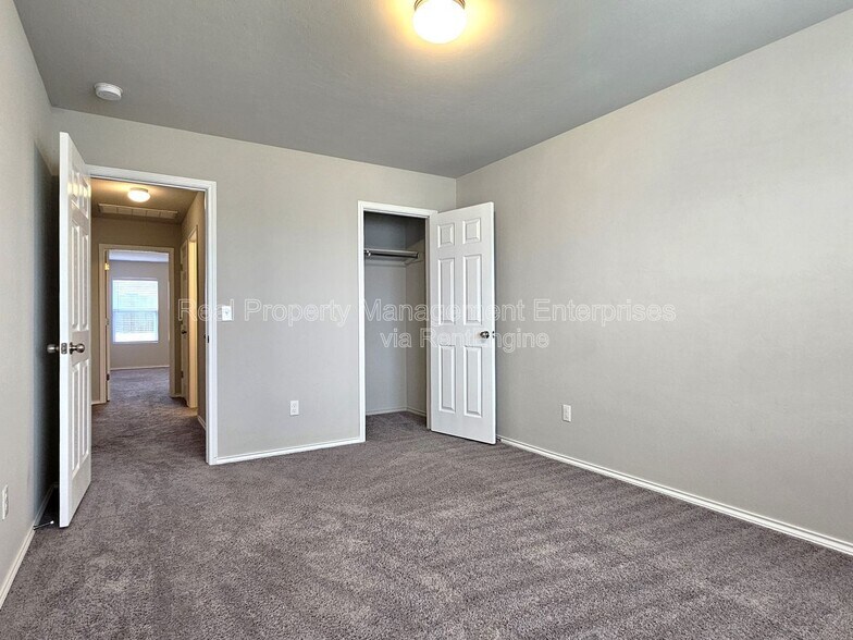 Building Photo - 319 Waterside Dr