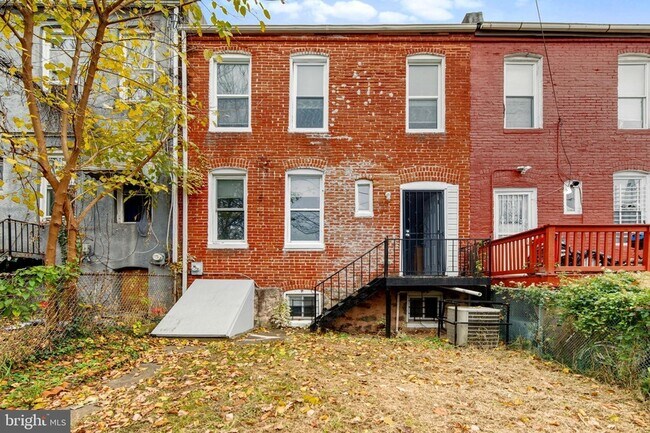Building Photo - 1209 N Dukeland St