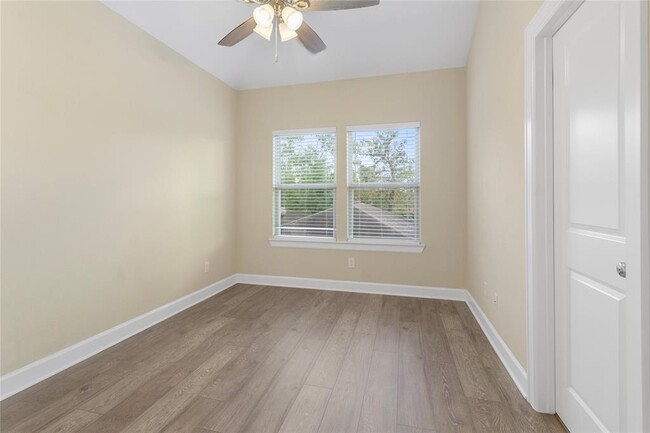 Building Photo - 811 Shallow Hollow Dr