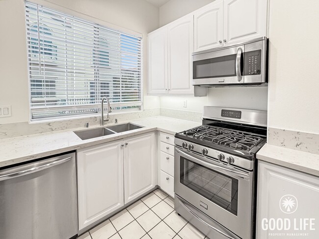 Building Photo - Bright 2Bd/2.5Ba End Unit w/Water/Sewer/Trash Included In Prestigious Tustin Community!