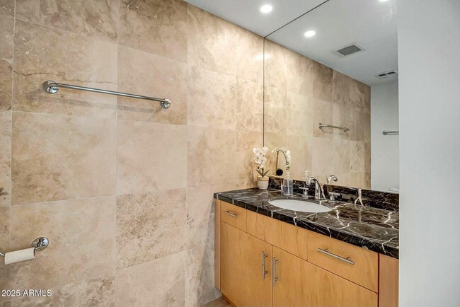 Building Photo - 7121 E Rancho Vista Dr